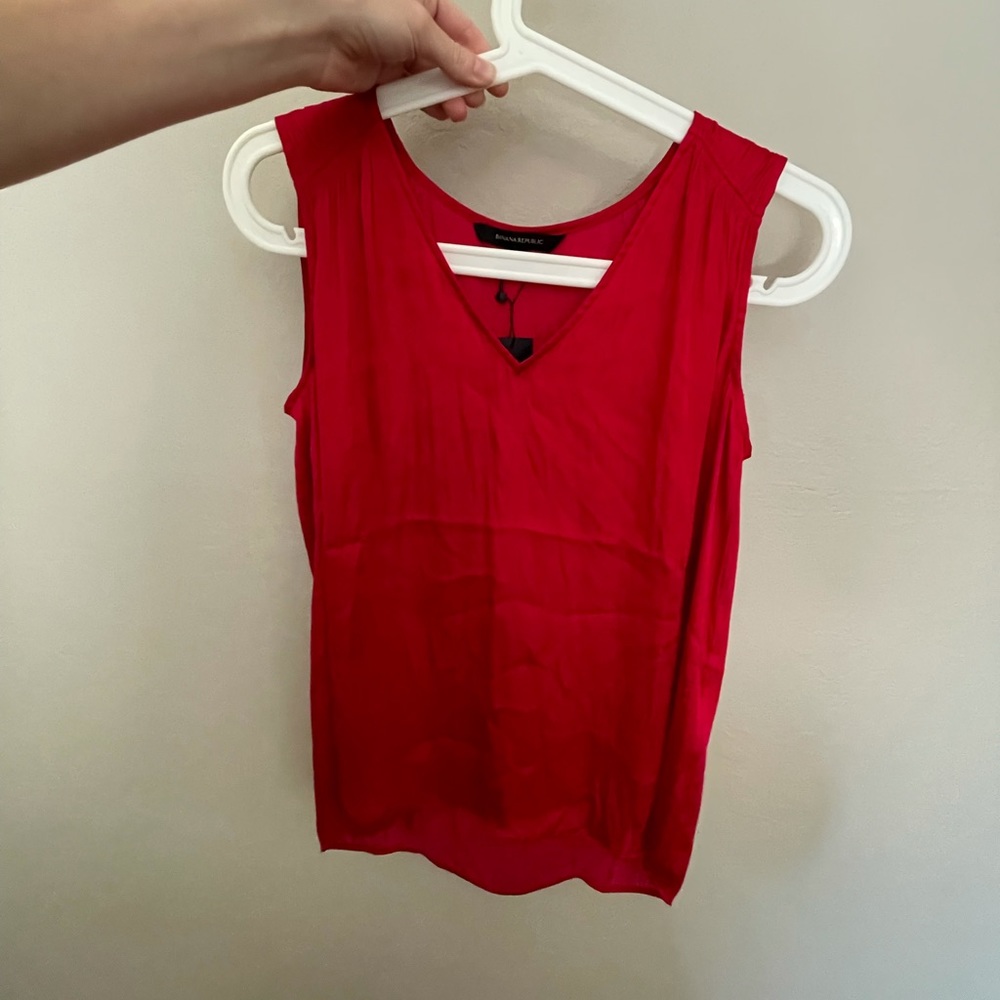 Beautiful Banana Republic Silk-like Red Blouse - Picture 3 of 6